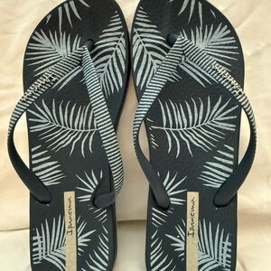 Ipanema Black and Gray Leaf Pattern Sandals